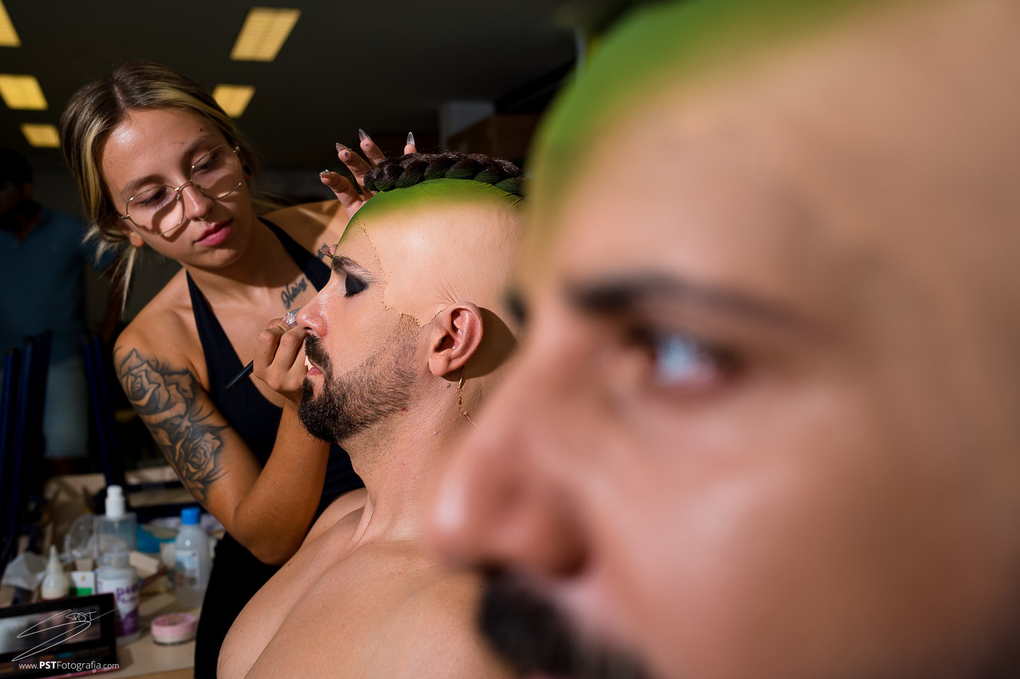 Maquillaje y puesta a punto de los festeros de la fila Regne de Lusitania en Alaquas
