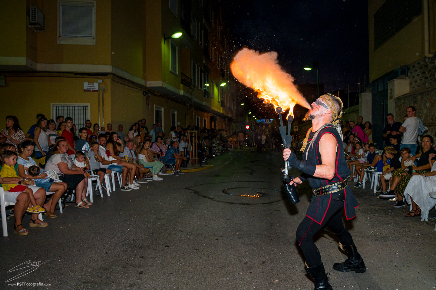 Espectacular puesta en escena de la filà Regne de Lusitania en la entrada de fiestas en Alaquas
