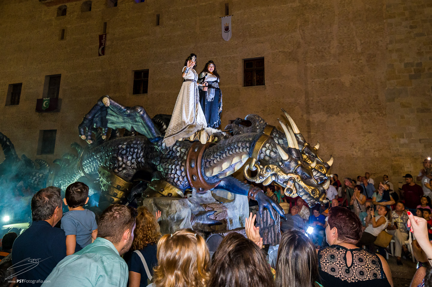 Aplausos a la capitania de la filà Regne de Lusitania en las fiestas de Alaquas