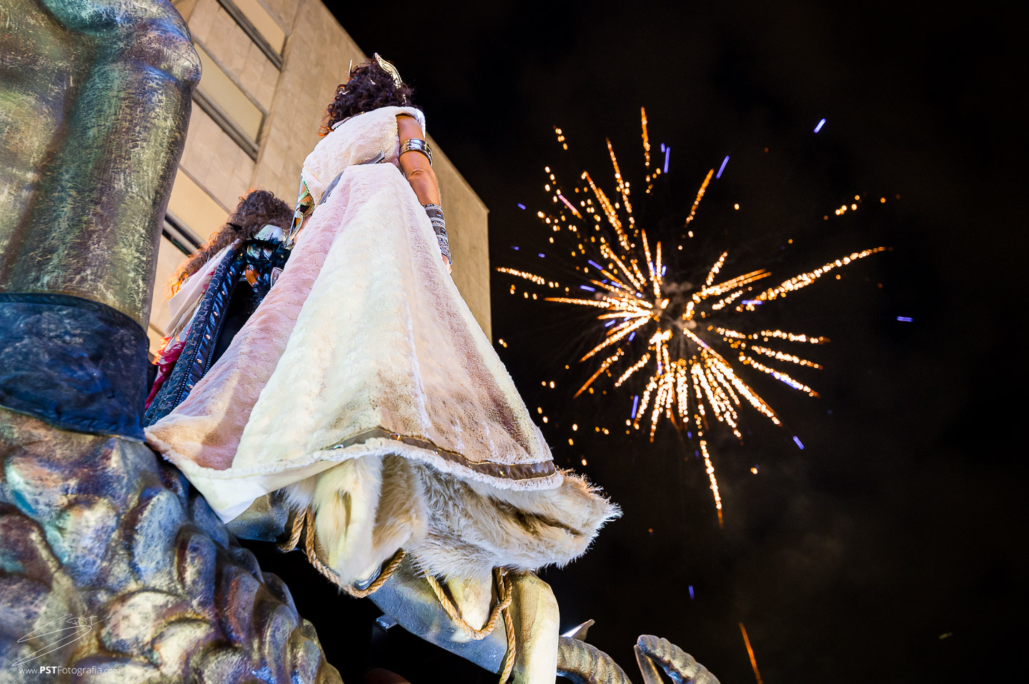 Fin de fiesta. Fuegos artificiales al finalizar la entrada de Regne de Lusitania en Alaquas