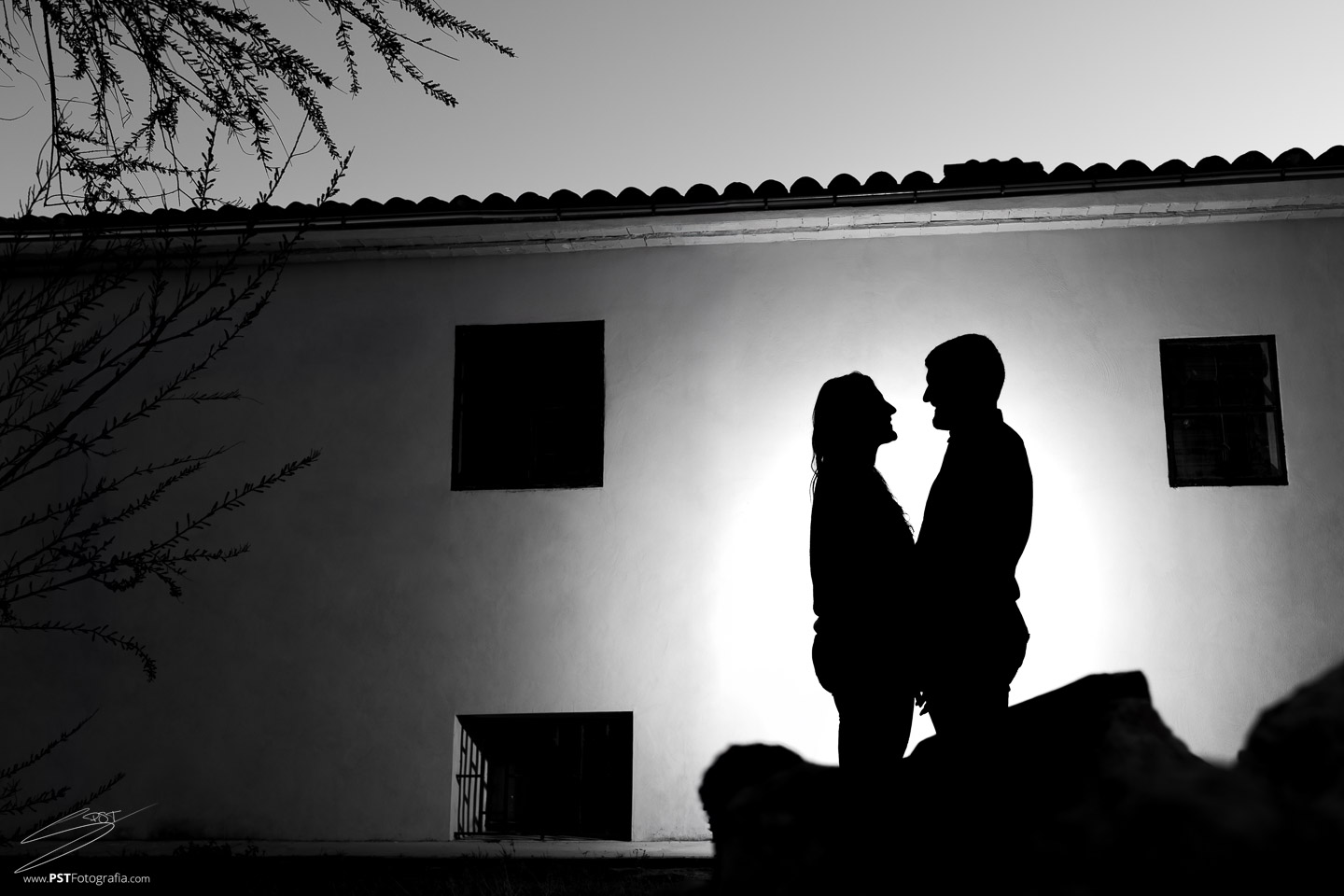 Silueta de una pareja mirándose. Preboda vespertina en Alcoy