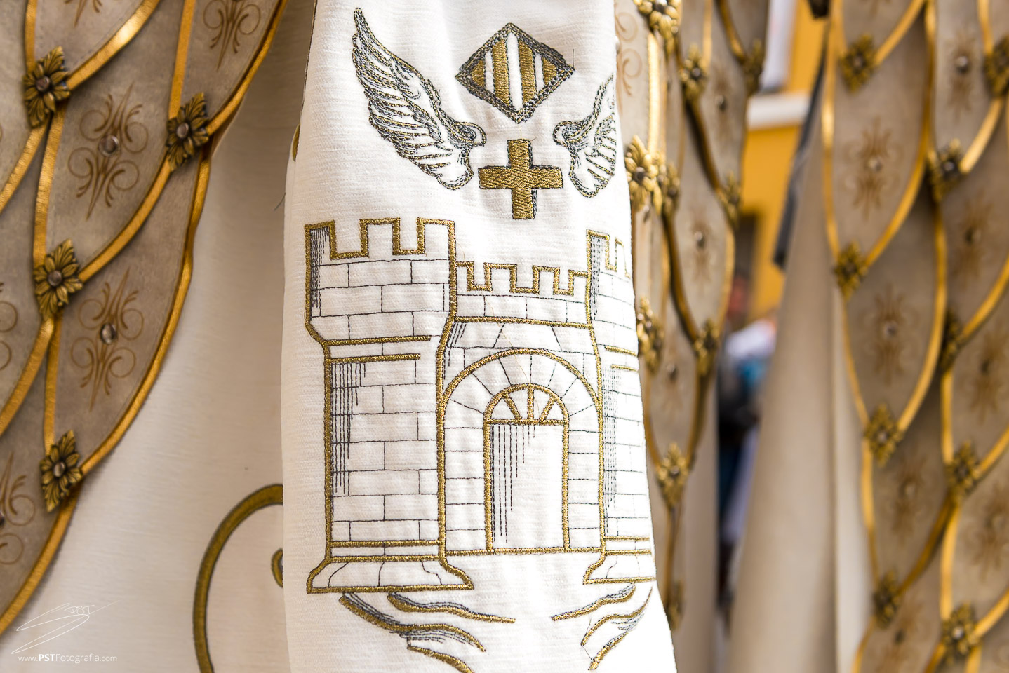 Capa y detalle del castillo de fiestas de Alcoy en el traje de la Escuadra del Capita de la filà Alcodianos