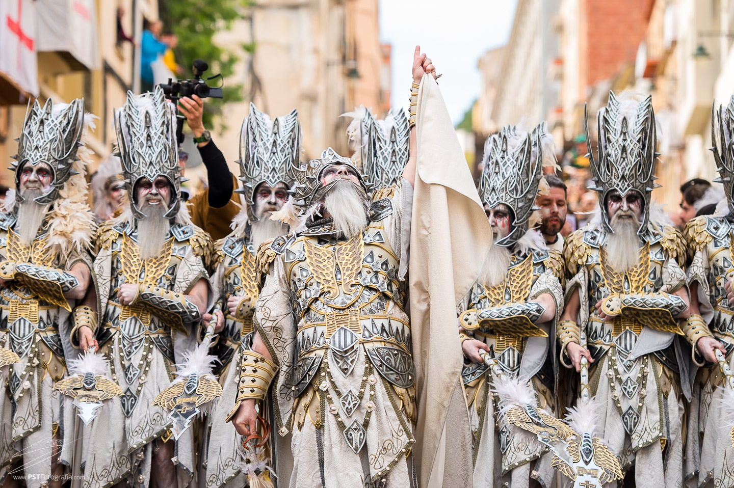 Momento emotivo de l'arrancà de la escuadra de negros del capità de los Alcodianos en Alcoy, año 2024