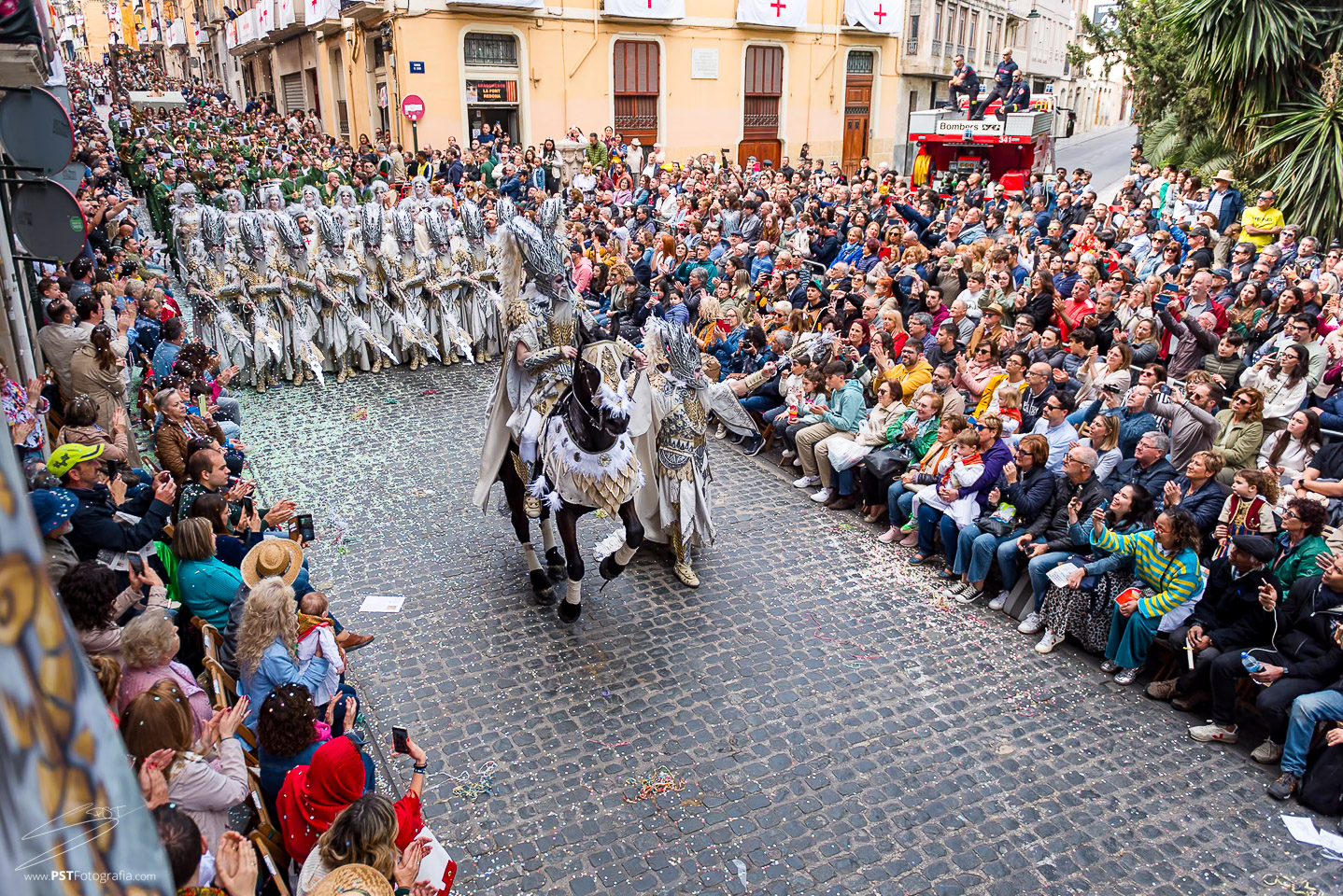 Ambientazo en las calles de Alcoy, al paso de la escuadra de negros del capitan de la fila Alcodianos de Alcoy en 2024