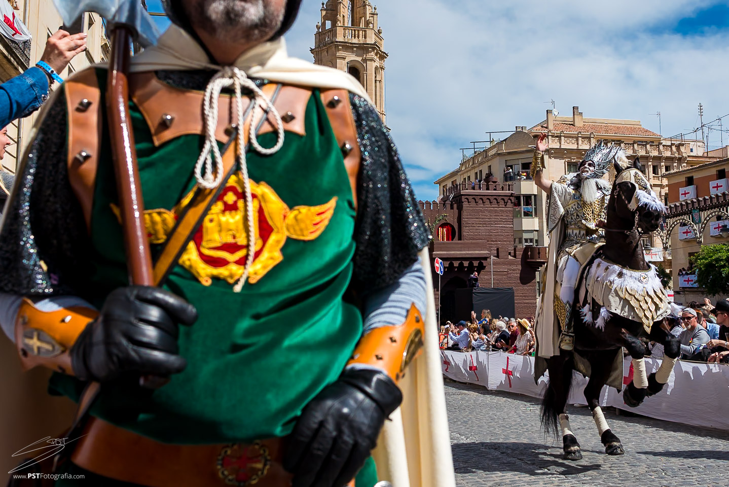 El cabo batidor de la escuadra del capita de la fila Alcodianos levantando el caballo en plena plaza de España de Alcoy