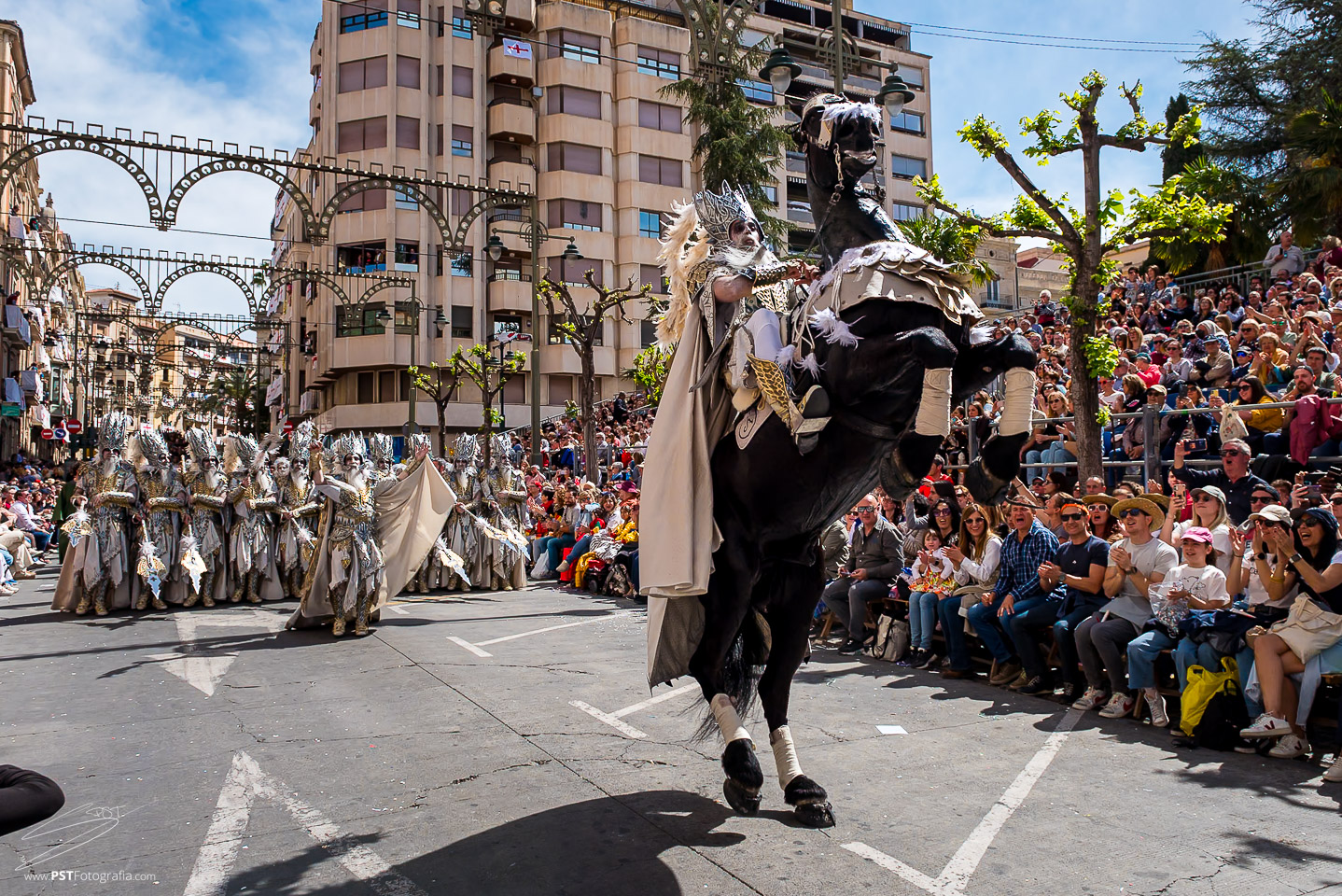 La escuadra del capita de la fila Alcodianos a su paso por el panterre de Alcoy