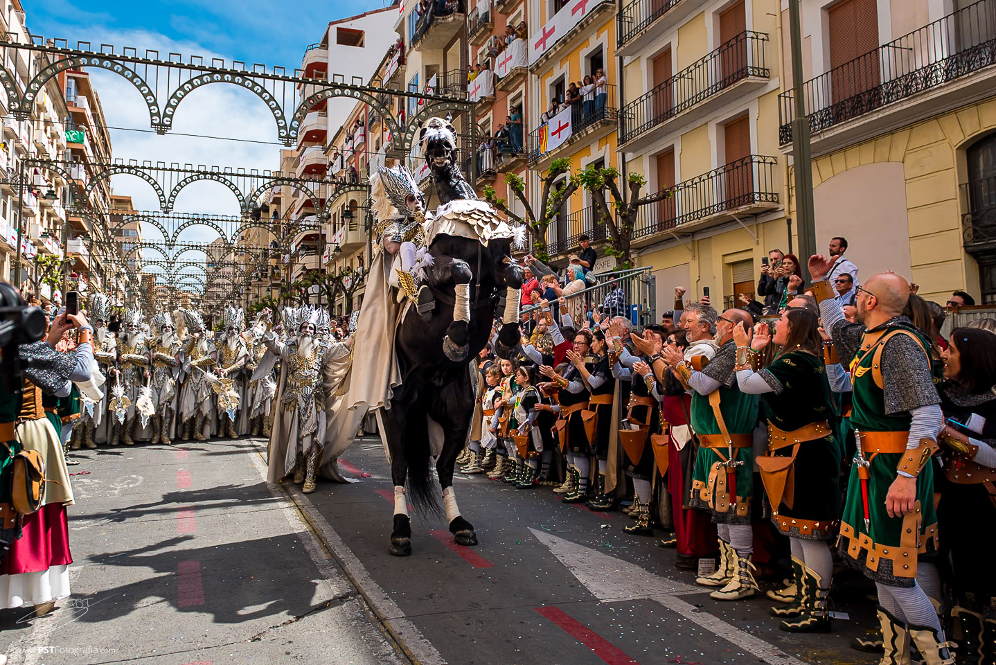 Momento final de la escuadra del capita de los Alcodianos y su fila aplaudiendo su espectaculo en las calle de Alcoy