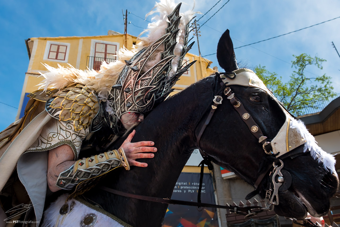 El cabo Batirode de la Escuadra del Capita de los Alcodianos de Alcoy besa a su caballo tras acabar la entrada de moros y cristianos