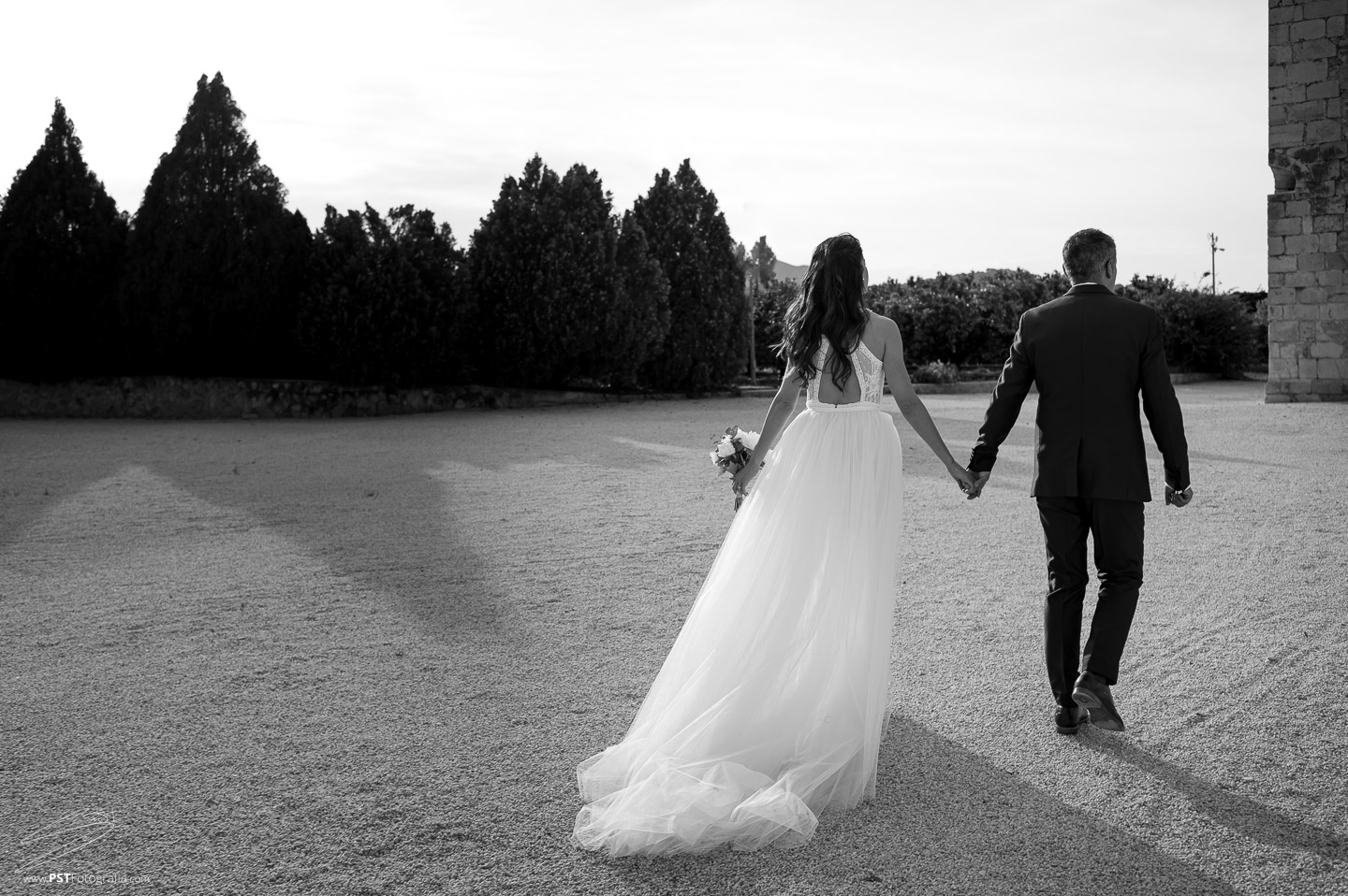 Pareja paseando durante su postboda. PSTFotografía