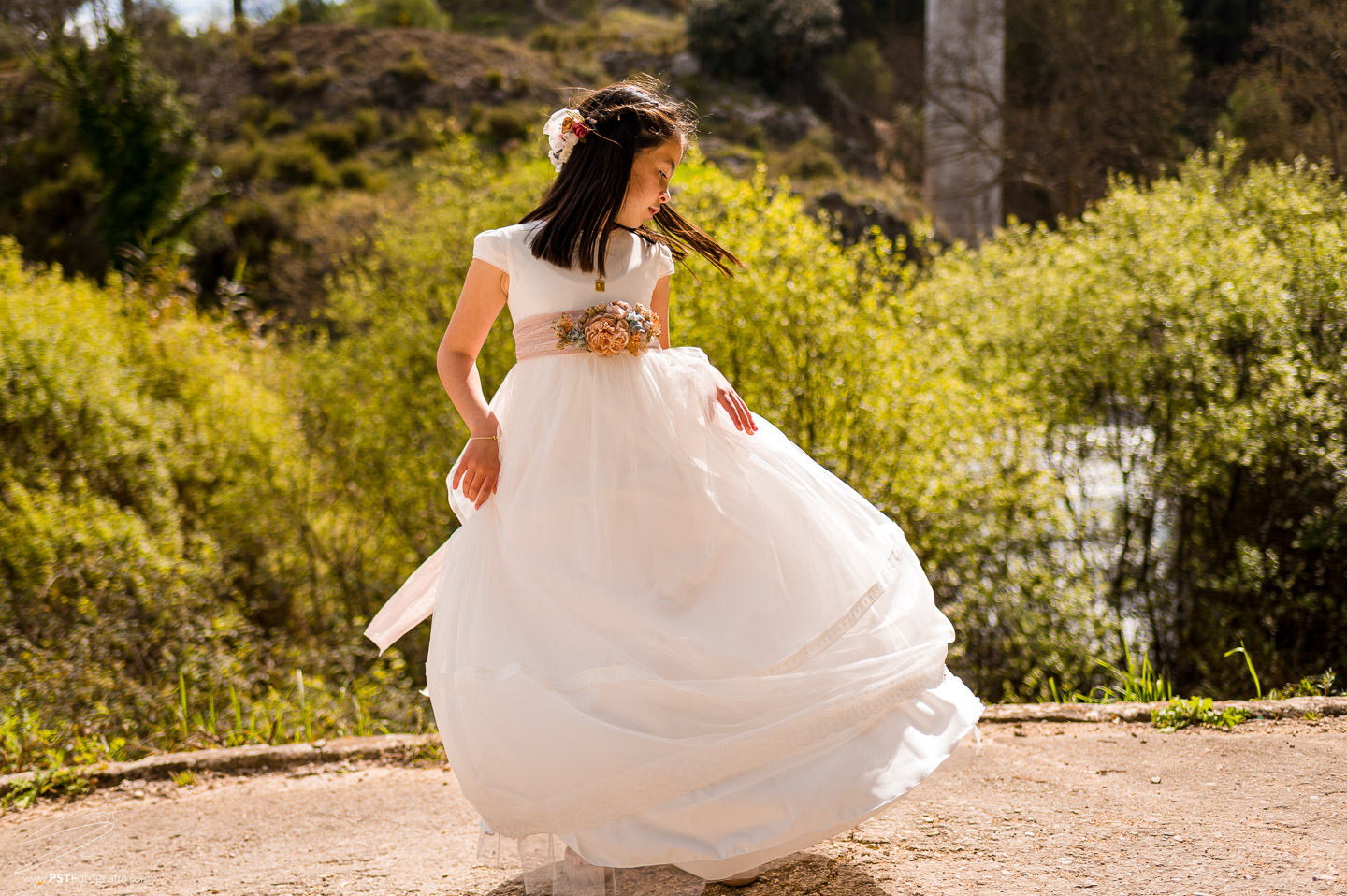 Vera bailando con su traje de comunión en su sesión de fotos de comunion en Alcoy