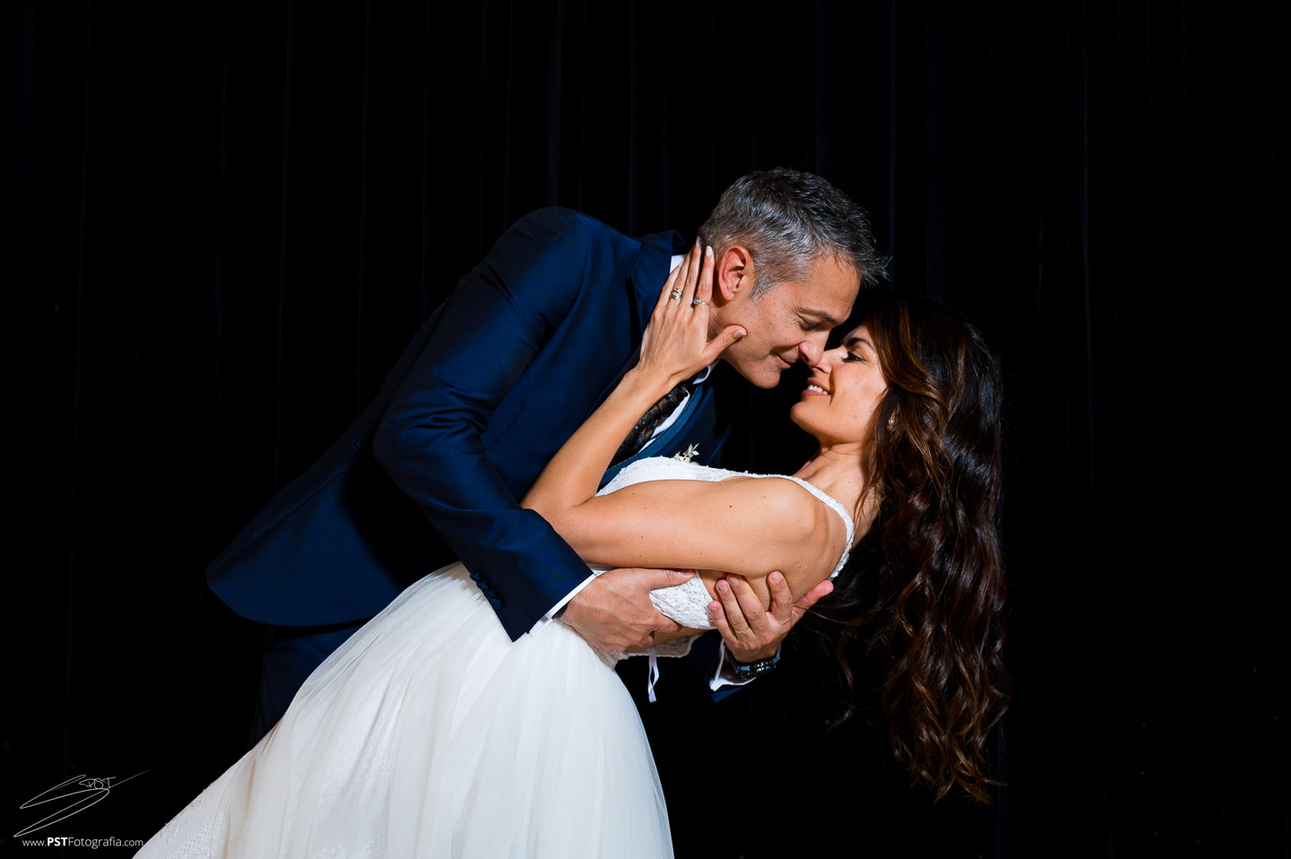 Novio coge a su pareja para besarla. Postboda espectacular en Simat.