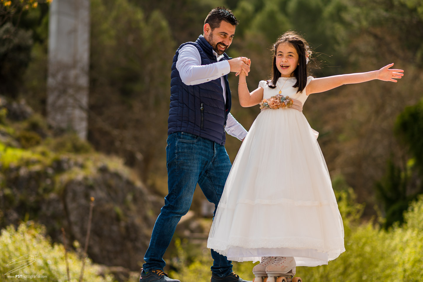 Fotos de comunion en Alcoy, Vera bailando con su padre Adolfo