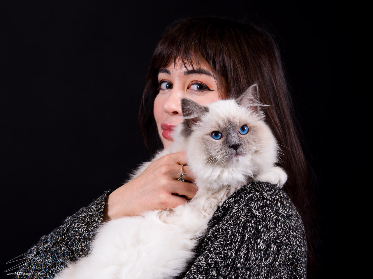 Nuria con su gatita Luna en su sesión de fotos. Animalaes, Fotografo de gatos en Alcoy