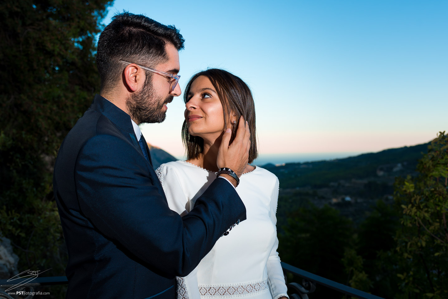 Pareja durante su postboda en Guadalest