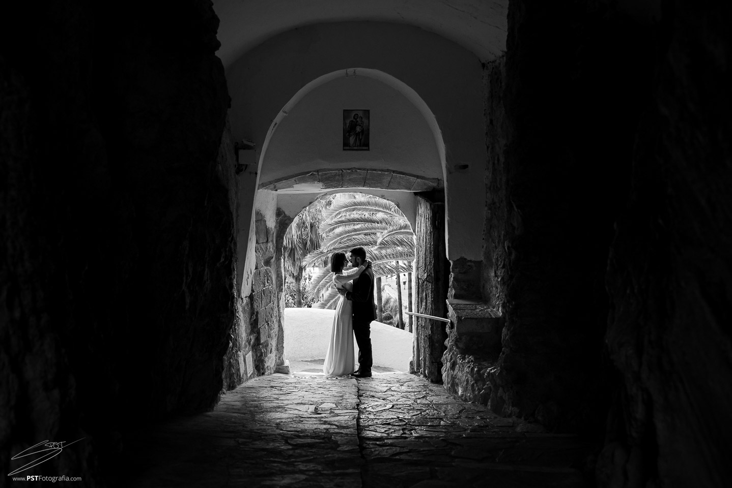 Pareja durante su Postboda en Castell de Guadalest