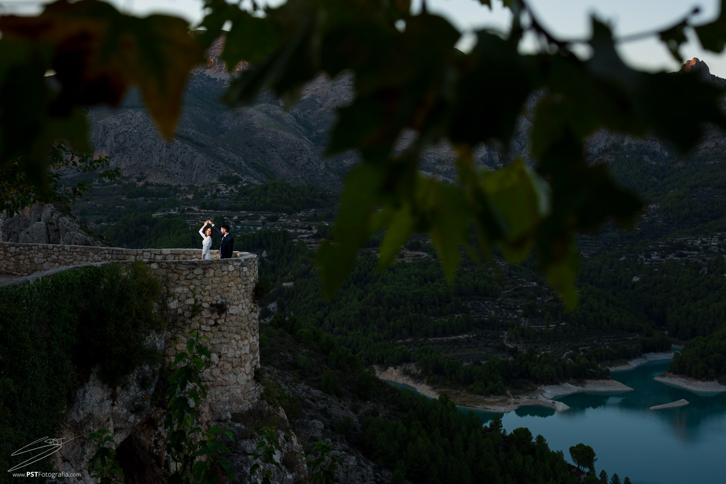 Pareja baila en su Postboda en Castell de Guadalest