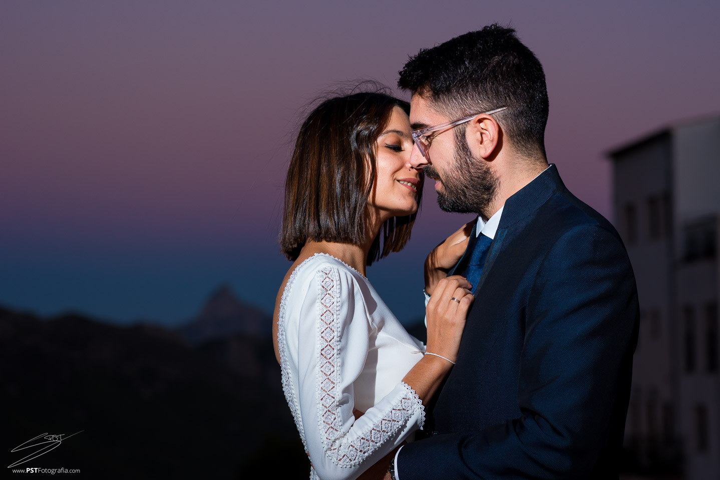Pareja a punto de besarse durante su postboda en Guadalest