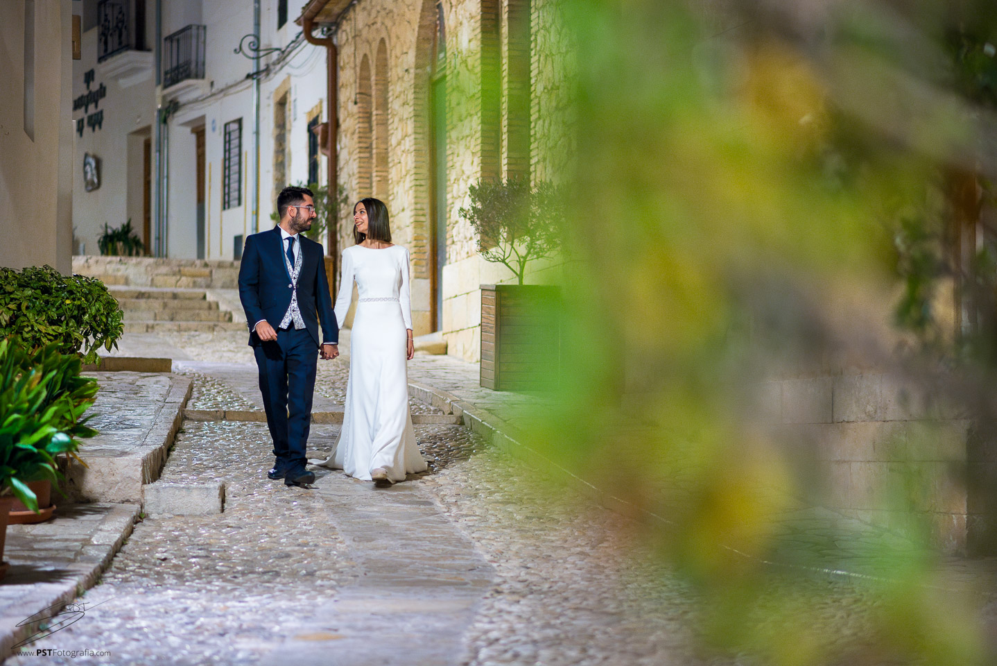 Pareja de novios pasea de noche por Castell de Guadalest
