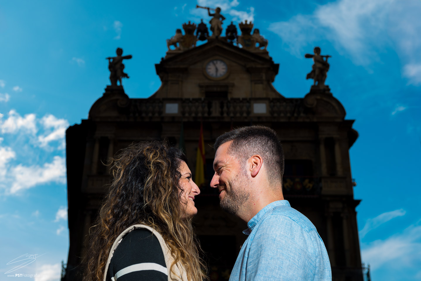 Pareja delante de la fachada del Ayuntamiento de Pamplona