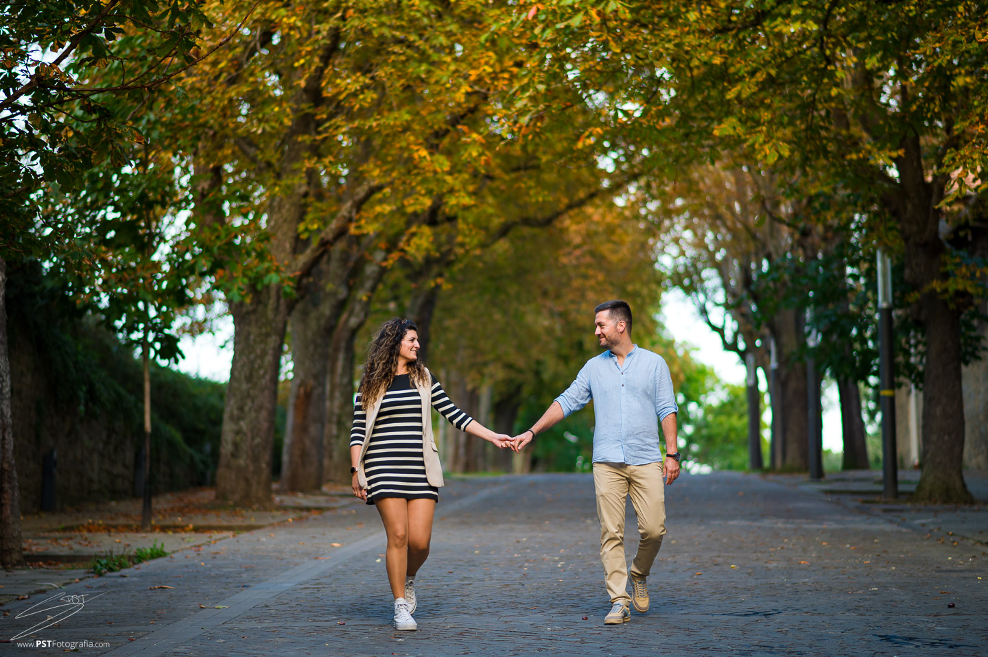 Preboda vespertina por las calles de Pamplona