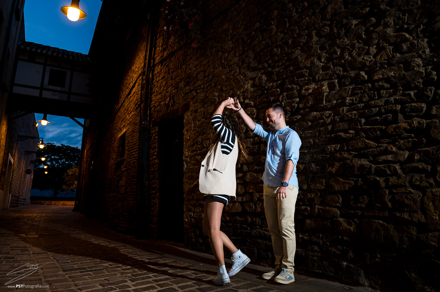 Pareja baila en las calles de Pamplona 