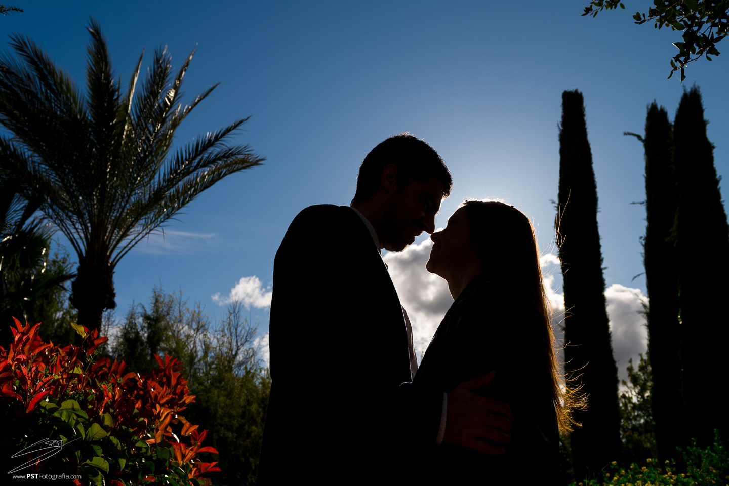 Silueta de pareja a punto de besarse en su sesión de preboda en Casa Tápena