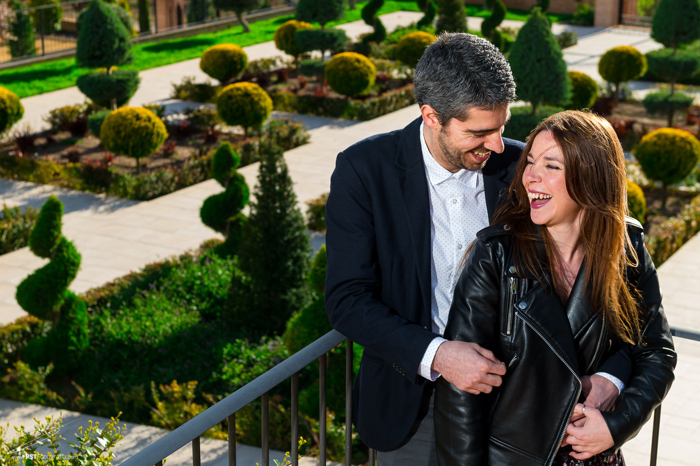 Pareja de novios se ríe durante su Preboda en Casa Tápena