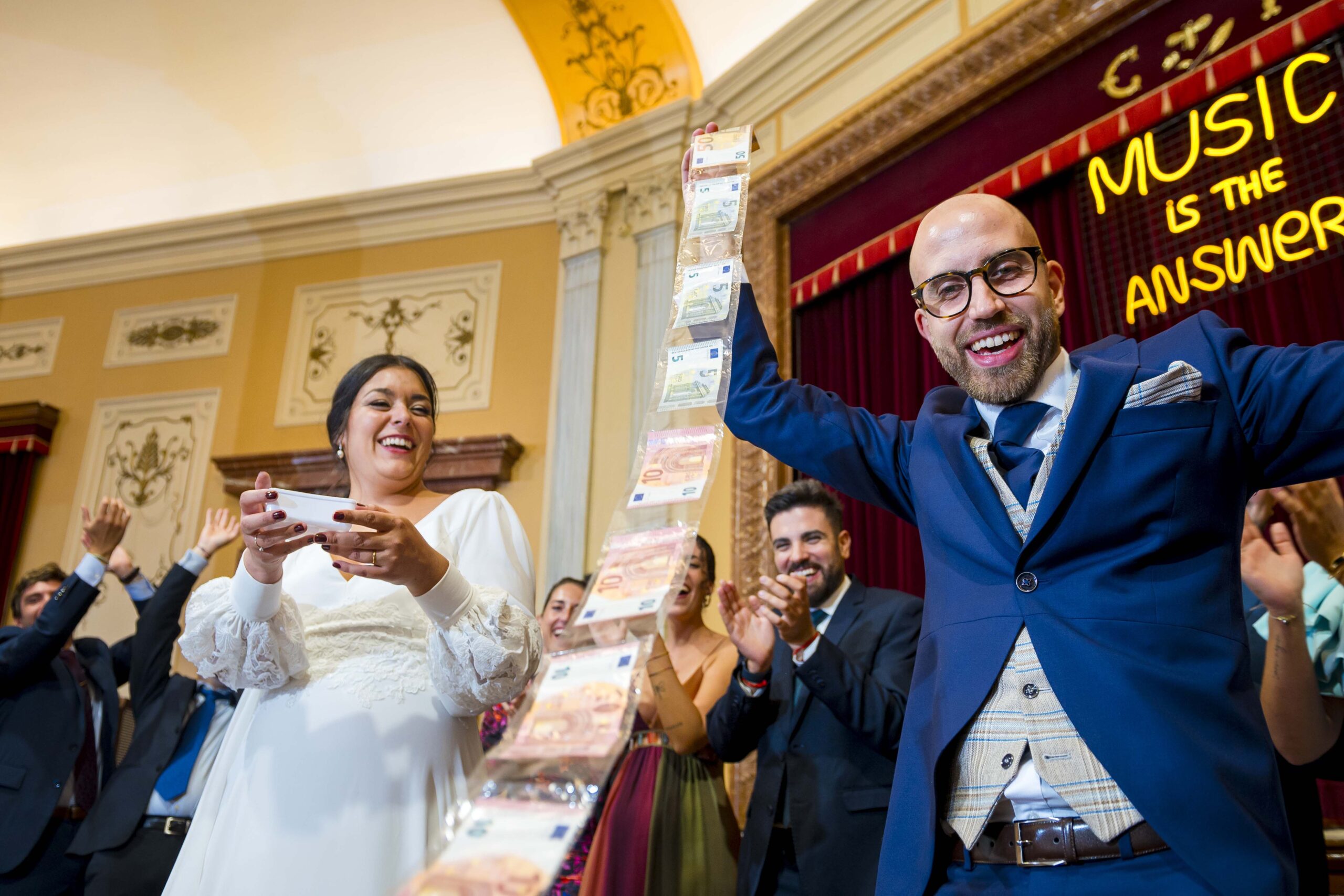 Boda en el Circulo Industrial de Alcoy Novio-y-novia-abren-un-regalo-en-su-boda
