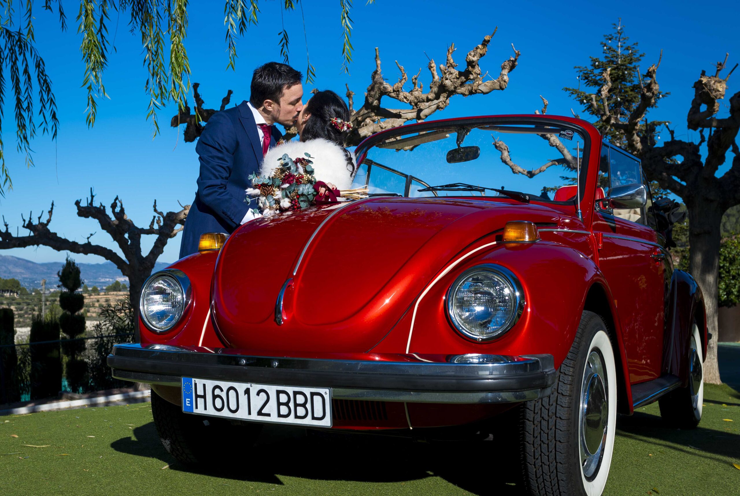 Pareja se besa encima de un coche clasico durante su boda en el Lolo Pareja-se-besa-encima-de-un-coche-clasico-durante-su-boda-en-el-Lolo