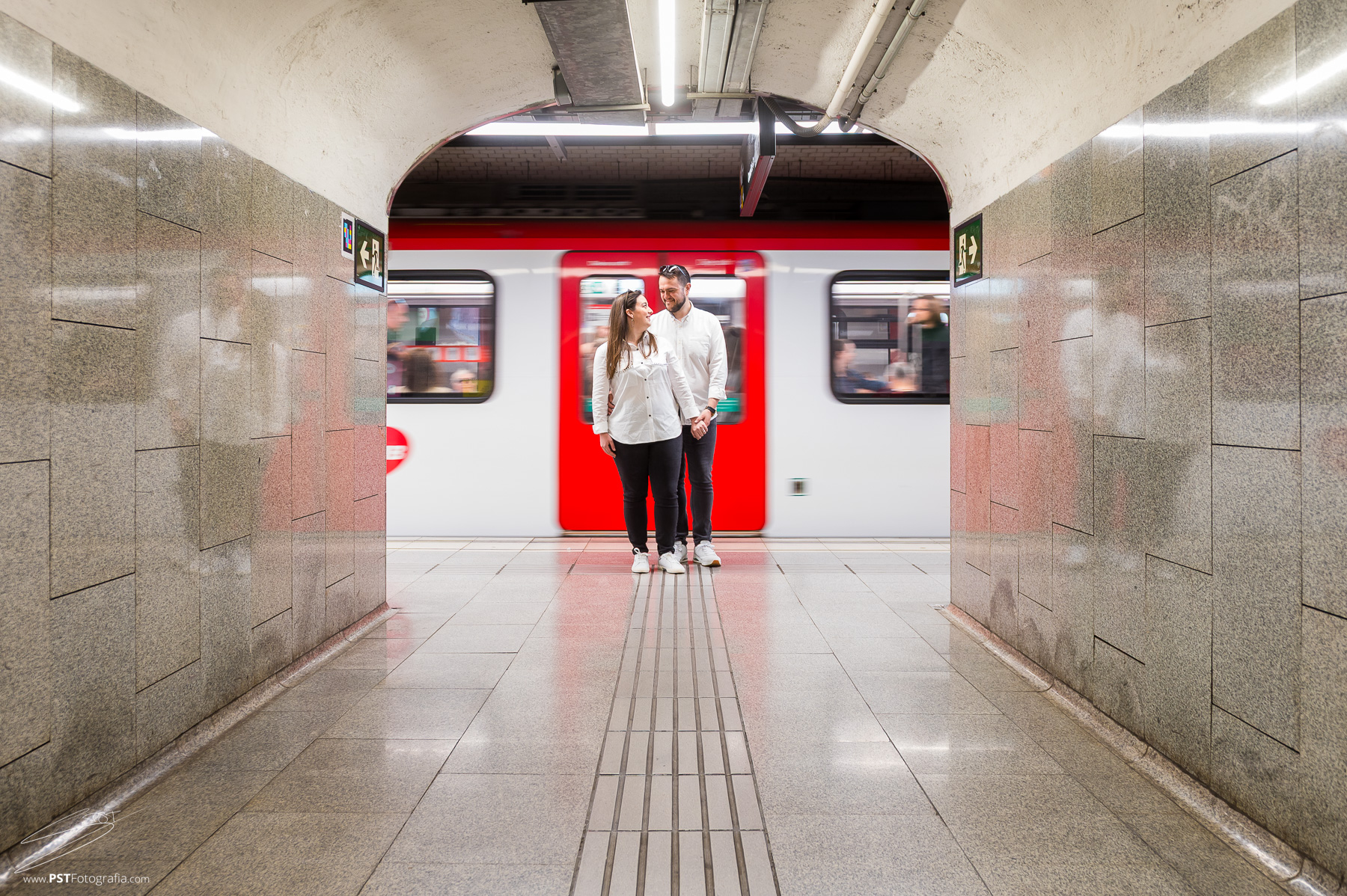 Preboda en el metro de Barcelona