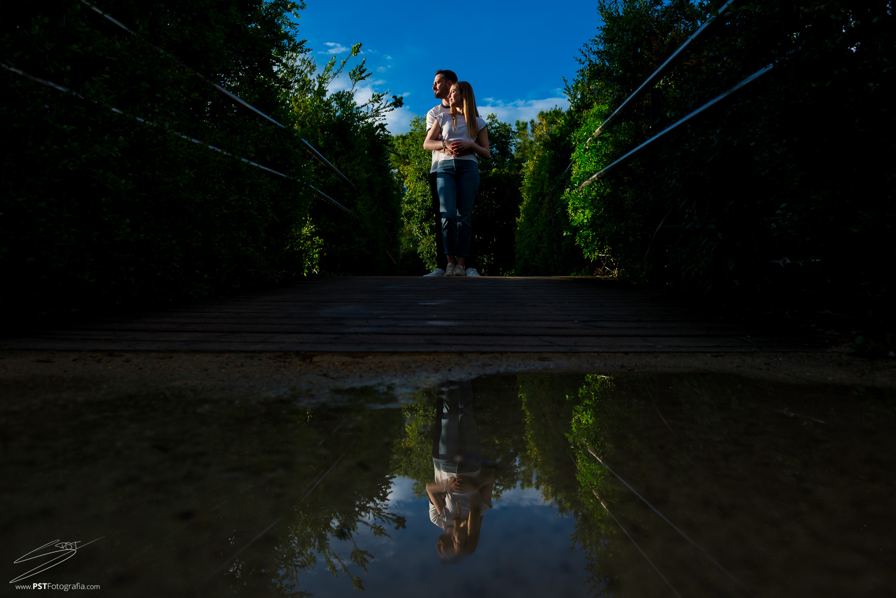 Preboda en Alicante, foto de pareja junto a su reflejo en un charco